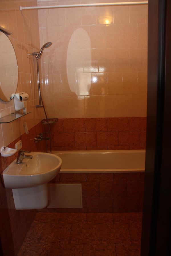 Hotel Gostynnyi Dvir ブチャ 部屋 写真